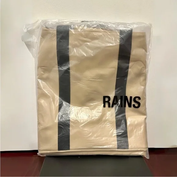 NWT Rains Hilo Weekend Waterproof Bag in Sand and Black - Picture 4 of 5